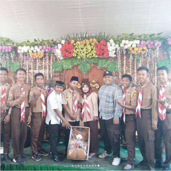 10 Potret Pasangan Menikah dengan Seragam Pramuka, Unik Abis