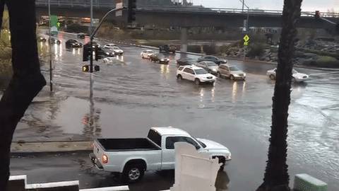 Viral Aksi Lamborghini Terobos Banjir 