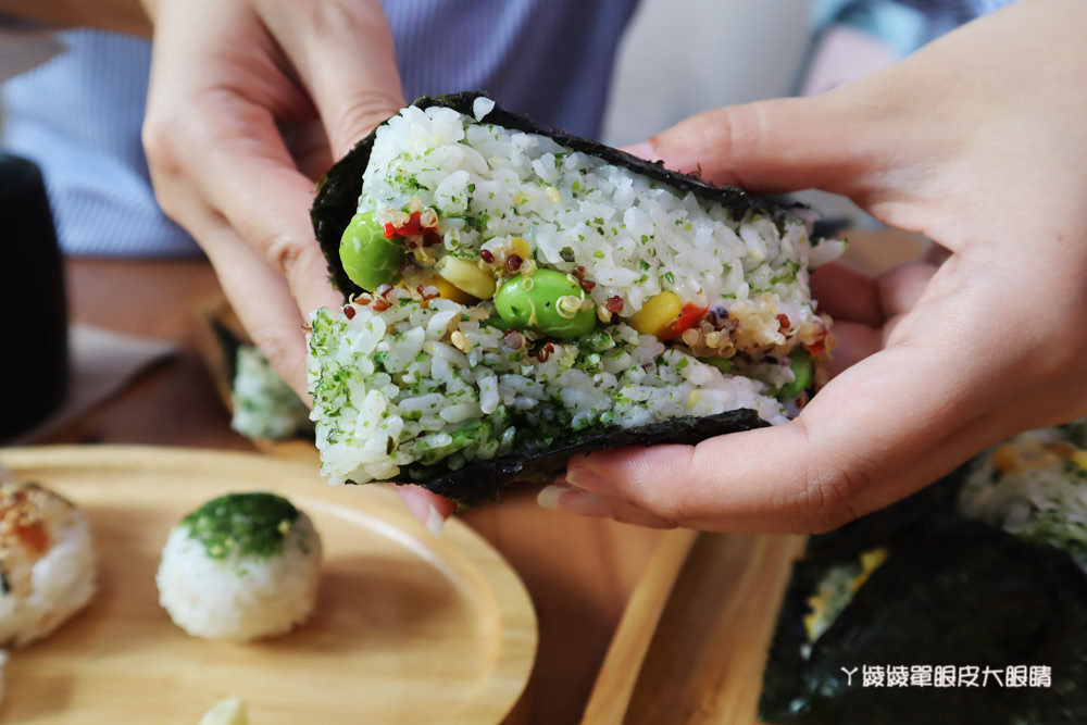 新竹竹北早餐推薦必吃！米八手作飯糰，比超商御飯糰還要大兩倍的巨無霸三角飯糰