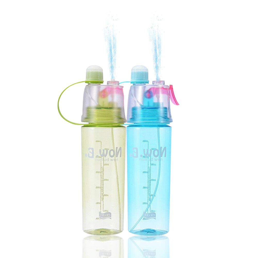 必買理由 解渴肌膚補水 降溫消暑提神醒腦 炫彩外形 時尚運動的杯身造型 商品規格 名稱水瓶 噴霧兩用水壺 材質碳酸聚酯pc 容量400ml 顏色冰藍蘋果綠 功能飲水噴霧 雙功能兩用水壺