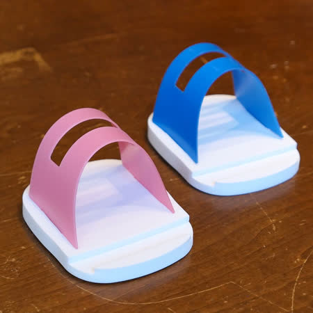 藍白拖手機座 FLIP-FLOP DESIGN CELL PHONE HOLDER 集具多功能於一身，輕巧可愛手機座 可愛的藍白拖手機座，可以放置您的手機或平板電腦，還可以放置名片、照片。可依照個人使