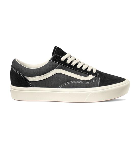 經典Old Skool鞋款。Vans 科技大底 ComfyCush 技術，兼具輕盈、透氣、舒適特性。麂皮/抗撕裂鞋面。