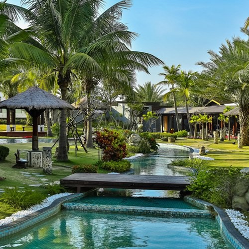 本賣場出貨票券名稱為「精選飯店住宿通用券」使用說明:1.本券限於特約精選飯店入住使用。2.使用方式詳見TicketGo網站，請於首頁或網站公告搜尋商品名稱【精選飯店住宿通用券】。3.本券因季節及平假日