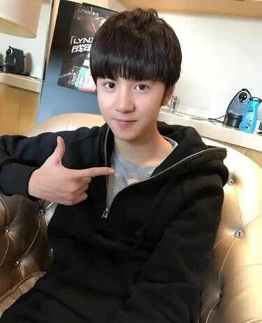 近期爆火男星的青澀舊照！鄧為、成毅風格差異大，陳哲遠、曾舜晞從小顏值就高！