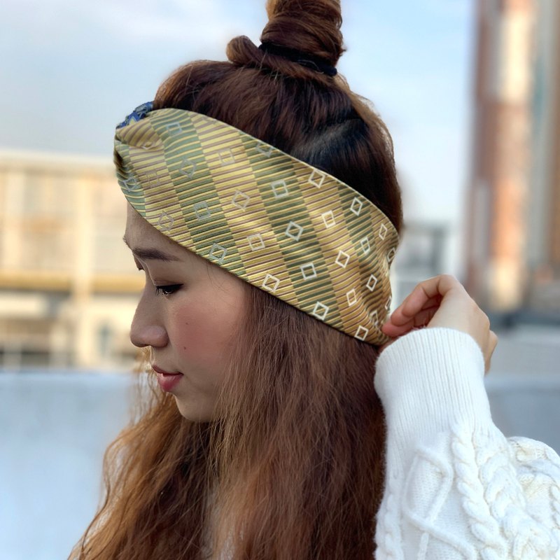 無論是天生自然捲或者懶得打理頭髮的你，都可以輕鬆打造獨一無二的造型。您還可以提供頭圍和喜愛的領帶給我們，訂製專屬的髮帶或帽子唷 ?