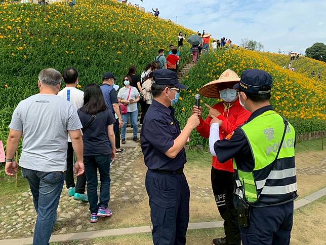 影 花壇金針花海賞花人潮大爆發少數遊客未戴口罩 Nownews 今日新聞 Line Today