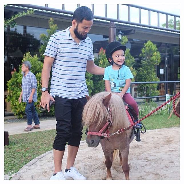 Deretan Foto Bapak dan Anak Ini Ungkap Keseharian Selebriti Saat Jadi Orang Tua. Mulai dari yang Lucu Sampai yang Keren! Like Father Like Son!