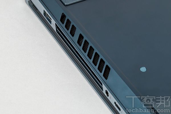 散熱風孔與同系列筆電相比，散熱風孔設計變多，有助於穩定機身的溫度。