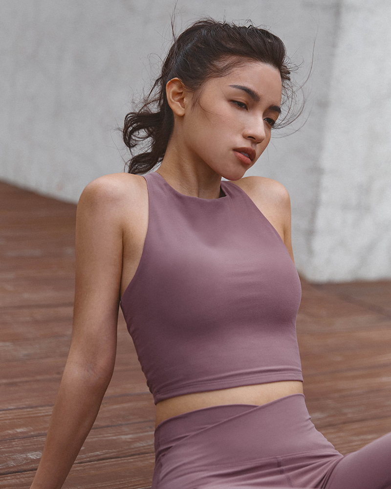 後交叉繩露背設計 商品長度/短版商品版型/合身商品厚薄/適中商品彈性/佳 *適合低強度運動 保養方式：此款布料特性，建議低溫手洗並速脫水乾(避免烘衣機及浸泡) *深色布料因穿著時接觸人體溫度及洗滌後有