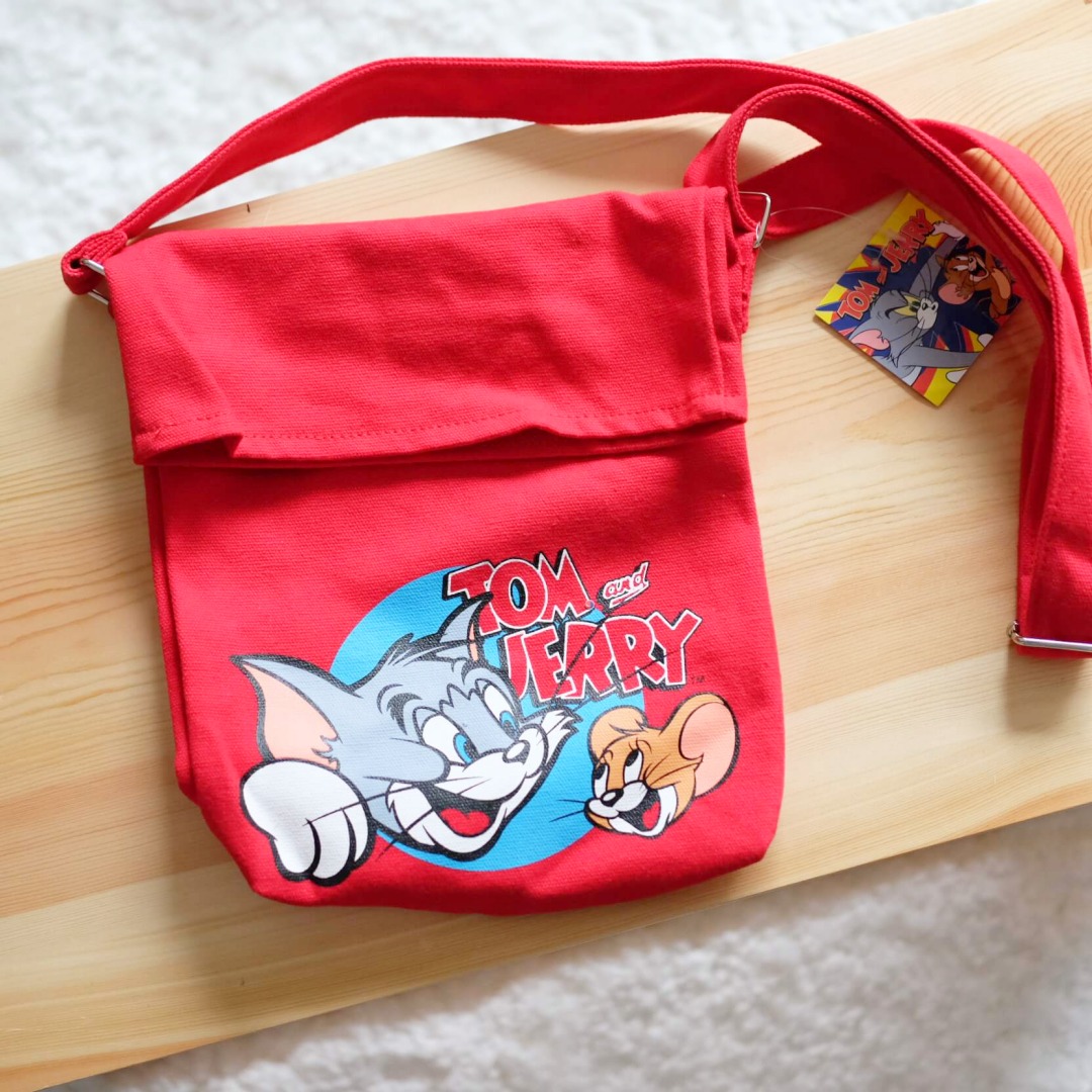 湯姆貓與傑利鼠 日本商品魅力席捲全世界大小朋友的經典卡通 “tom & jerry” 方便好搭配的sacoche 側背袋輕便外出收納隨身小物，如錢包和手機肩帶可調節長度，大人和小朋友都能背