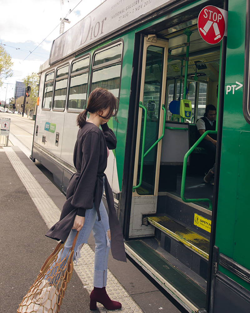 衣襬不對稱剪裁/附綁帶 *此款材質特性，不宜使用衣架吊掛，建議平放 商品長度/中長商品版型/適中商品厚薄/適中商品彈性/佳