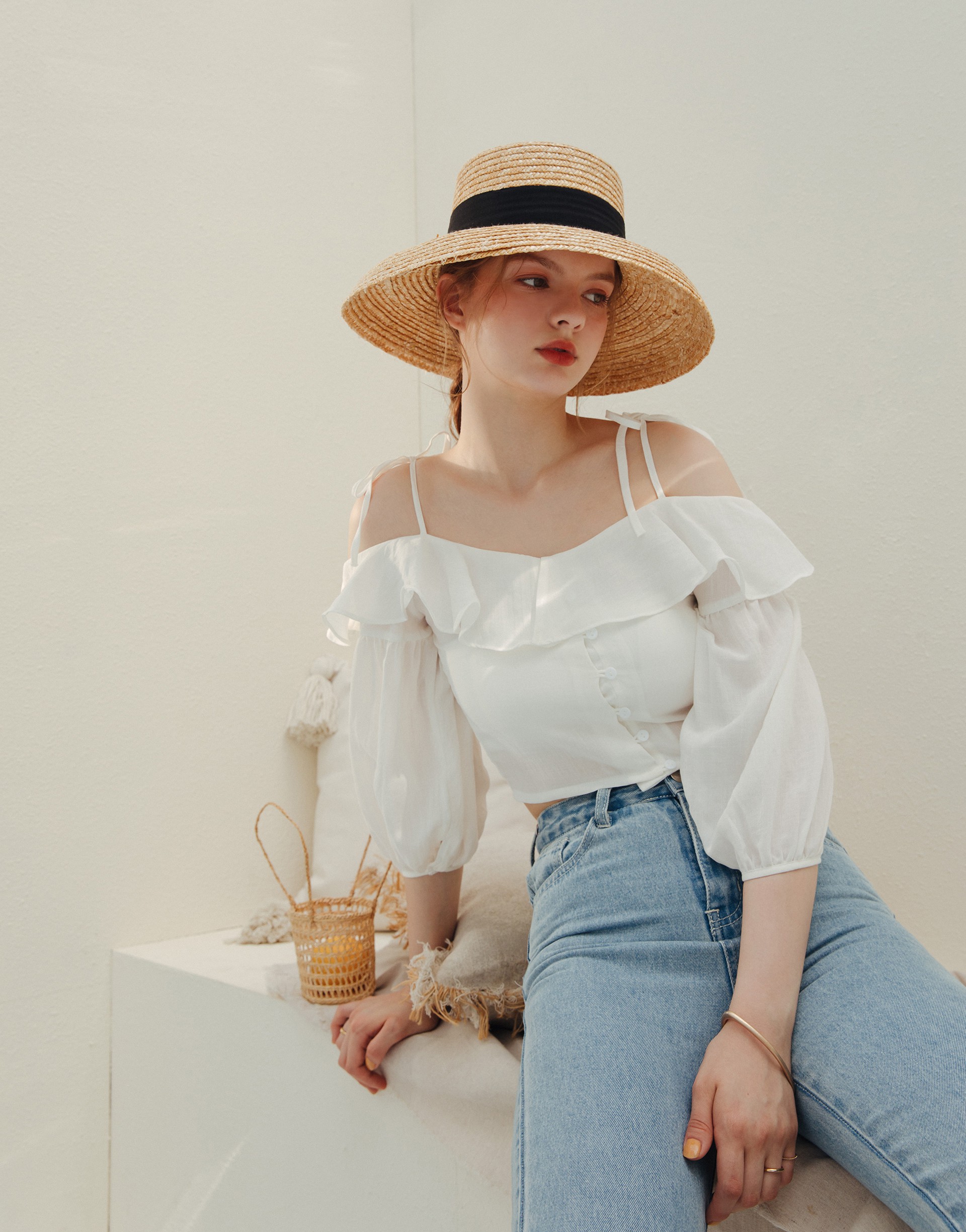 微透肌面料建議著淺色內搭/前中排釦設計/肩帶可自行調整綁結長度/膨膨袖造型