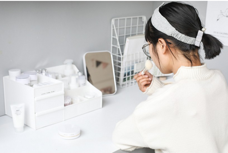 商品名稱：桌面化妝品收納盒 是否手工: 否 材質: 塑料 流行元素: 純色 適用人群: 大眾 適用空間: 隨便 顏色分類: 中號-白色 大號-白色 商品重量：940g/630g 商品尺寸：大號：35*