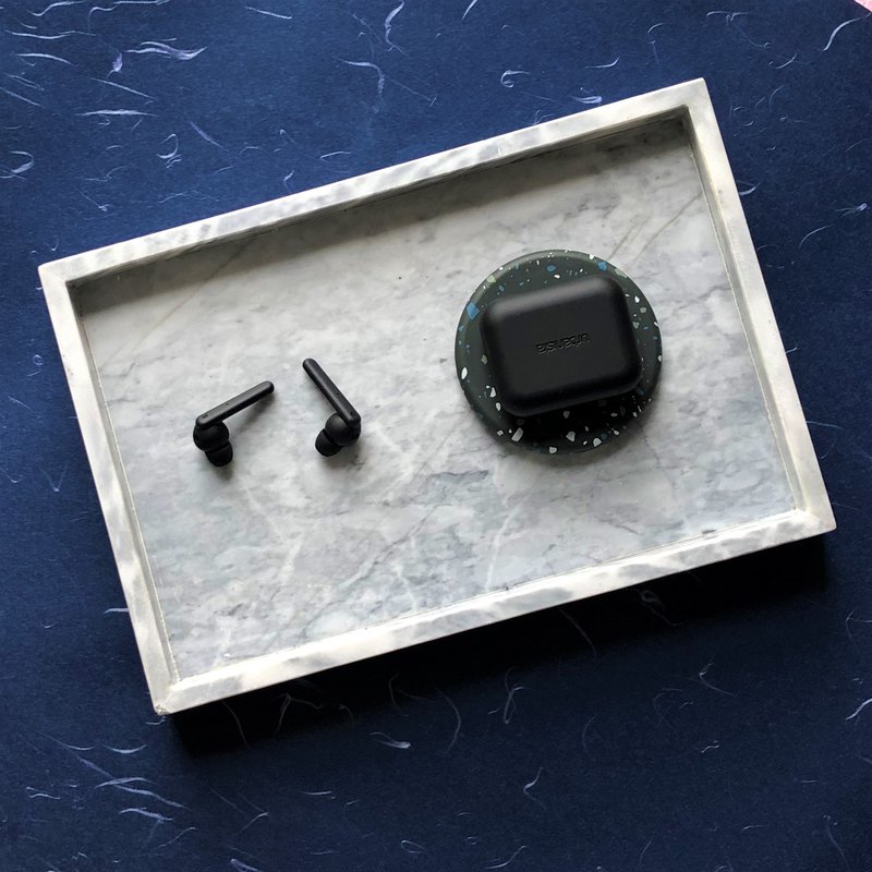 PARIS 「巴黎」代表著一份流行時尚，從演變中更能領悟到真無線藍牙耳機的自由。 全新設計的隔音體驗，讓您可以隨時隨地享受那份無拘無束感覺。