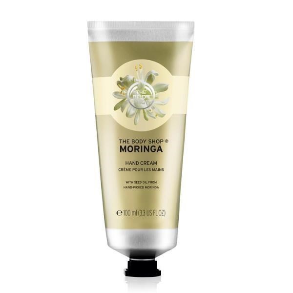 蘊含天然辣木籽精華油、甜杏仁油等多種天然美肌營養素，質地細緻易吸收；可迅速更新滋養易乾燥的手部肌膚。使用後雙手肌膚柔嫩細緻，散發優雅的辣木籽花香。