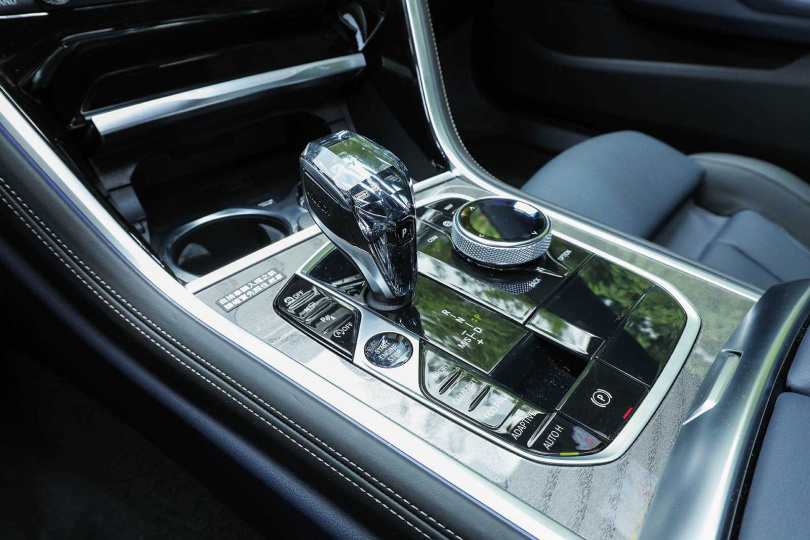 水晶材質的排檔桿頭，與BMW其他較高階的車款一致。（圖／王永泰攝）