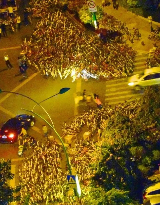 廈門新地標：由上萬輛被沒收的共享單車所堆成的共享單車墳場
