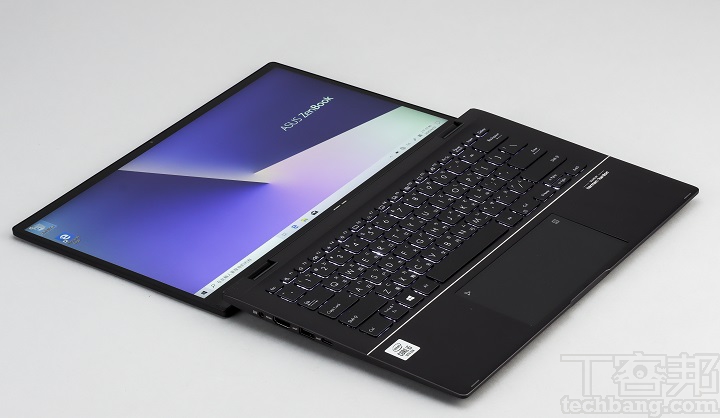 螢幕展開 180 度自然不成問題，可應用在多人討論時分享畫面。