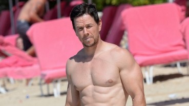 26 年來腹肌都沒少過！《家有兩個爸》46 歲馬克華伯格海邊大秀六塊肌