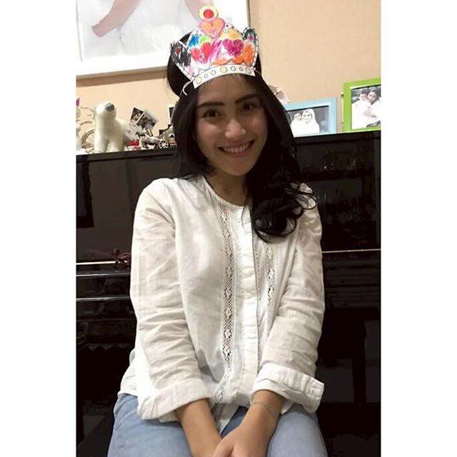 Meski Bukan Barang Mahal, Hadiah Bilqis Buat Ayu Ting Ting Sepulang Dari Eropa Ini Sweet Banget!