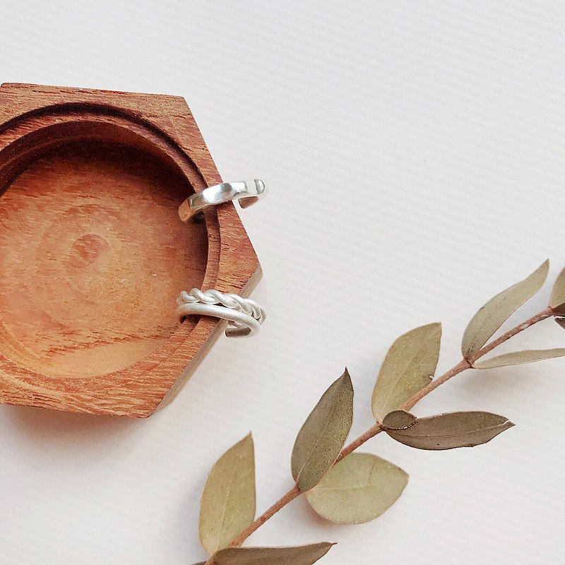 荷魯斯之眼，是古埃及文化中象徵的全知全能之眼；希望在這有些混亂的時代，能夠看清自己的方向，也希望不同色調的經典藍，能在這疫情趨緩的當下，幫助自己找回內心的平靜