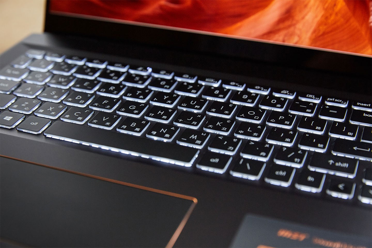 鍵盤為側面透明的設計，搭配白色鍵盤背光更加醒目。