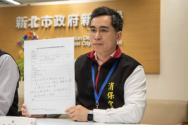 新北主任消保官王治宇指出，新莊某藥局大量囤積口罩，但口罩卻無衛福部編號，外包裝卻標示醫療用口罩，且每片口罩販售7元，檢調已介入調查。記者王敏旭／攝影