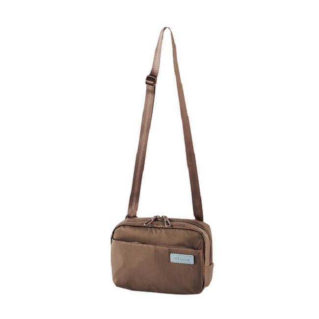 off too 秋冬款式側背包,是您休閒&旅行的好幫手抓皺雅緻布料，別具風格表面布料採用別具風味的抓皺加工，演繹出不同的風格表情，更顯雅緻。方便外出攜帶的大小可收納隨身物品的小尺寸側背包，非常適合假日