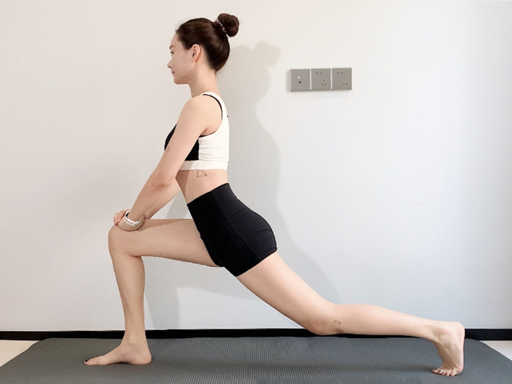 拉伸瘦腿動作4：大腿前側拉伸