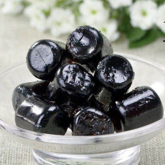 【龜苓膏軟糖】▶好吃又養生的一款軟糖，不死甜、不黏牙，單顆包裝好拿又不沾手，純素食者可食用~連家中的長輩都很喜歡喔！●口感柔軟 ●天然青草熬煮 ●不死甜不黏牙●單顆包裝不沾手-------------