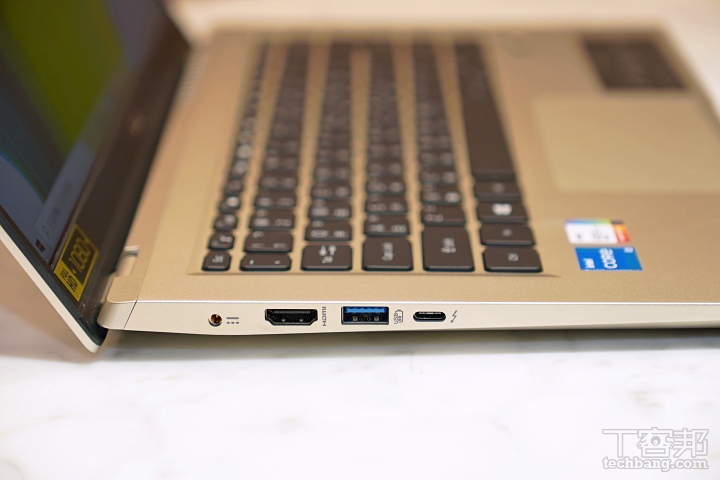 機身右側有充電埠、HDMI、支援 支援 Always On 充電的 USB 3.0 連接埠、Thunderbolt 4，透過 Thunderbolt 4 可外接兩台 4K 或 一台 8K 顯示裝置。