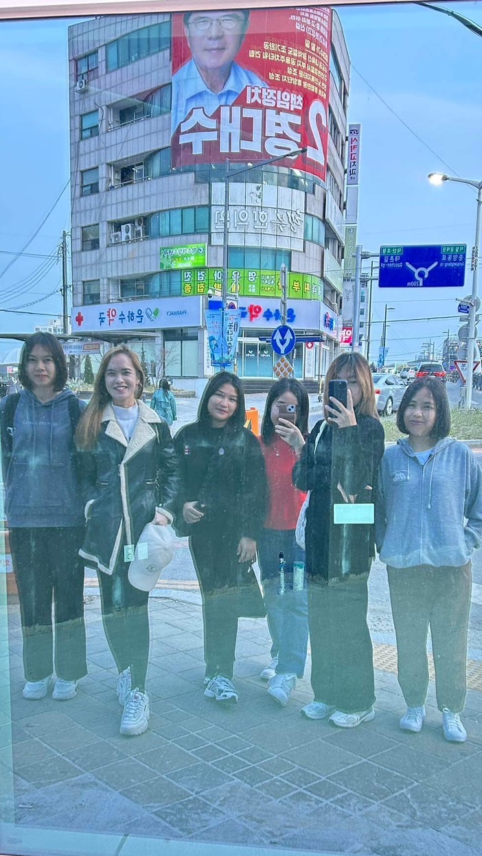 8명 เลิ่กลั่ก in korea🇰🇷