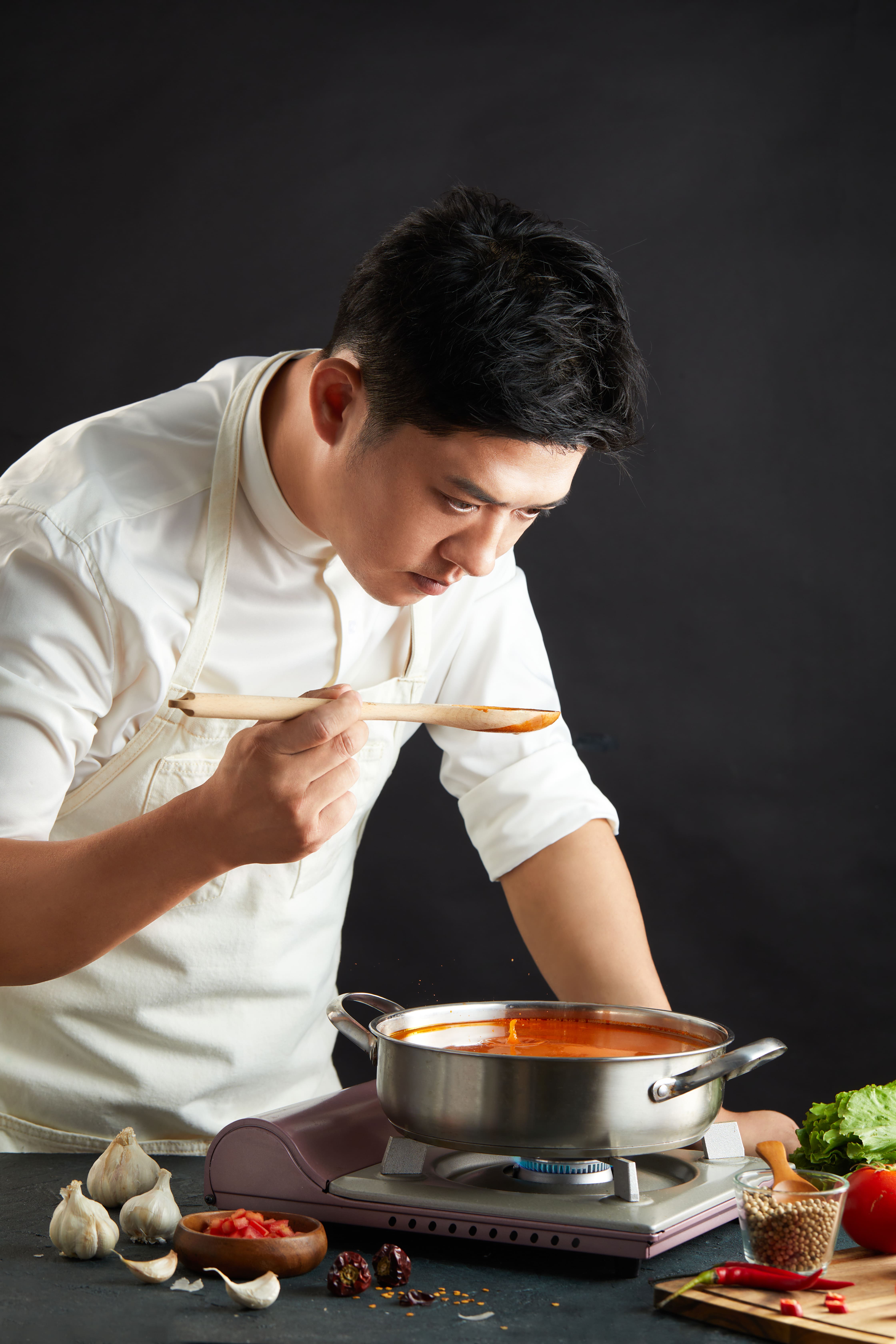 在地深耕26年的「錢都涮涮鍋」與廚藝歷練26年的質男主廚張克勤聯名合作，激盪出超越26年的絕妙好滋味，堪稱是2022年度必吃鍋物！(圖片提供/錢都日式涮涮鍋)