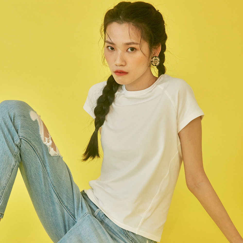 頂級棉材質，無透明度可單穿，拉格蘭袖設計，結合運動風格元素增加時尚度，側邊流線型腰身線條，提升修飾度，接縫處加強壓線車工，布料穩固版型不易變形，今夏用簡約的風格變化通往更寬廣的穿搭領域！