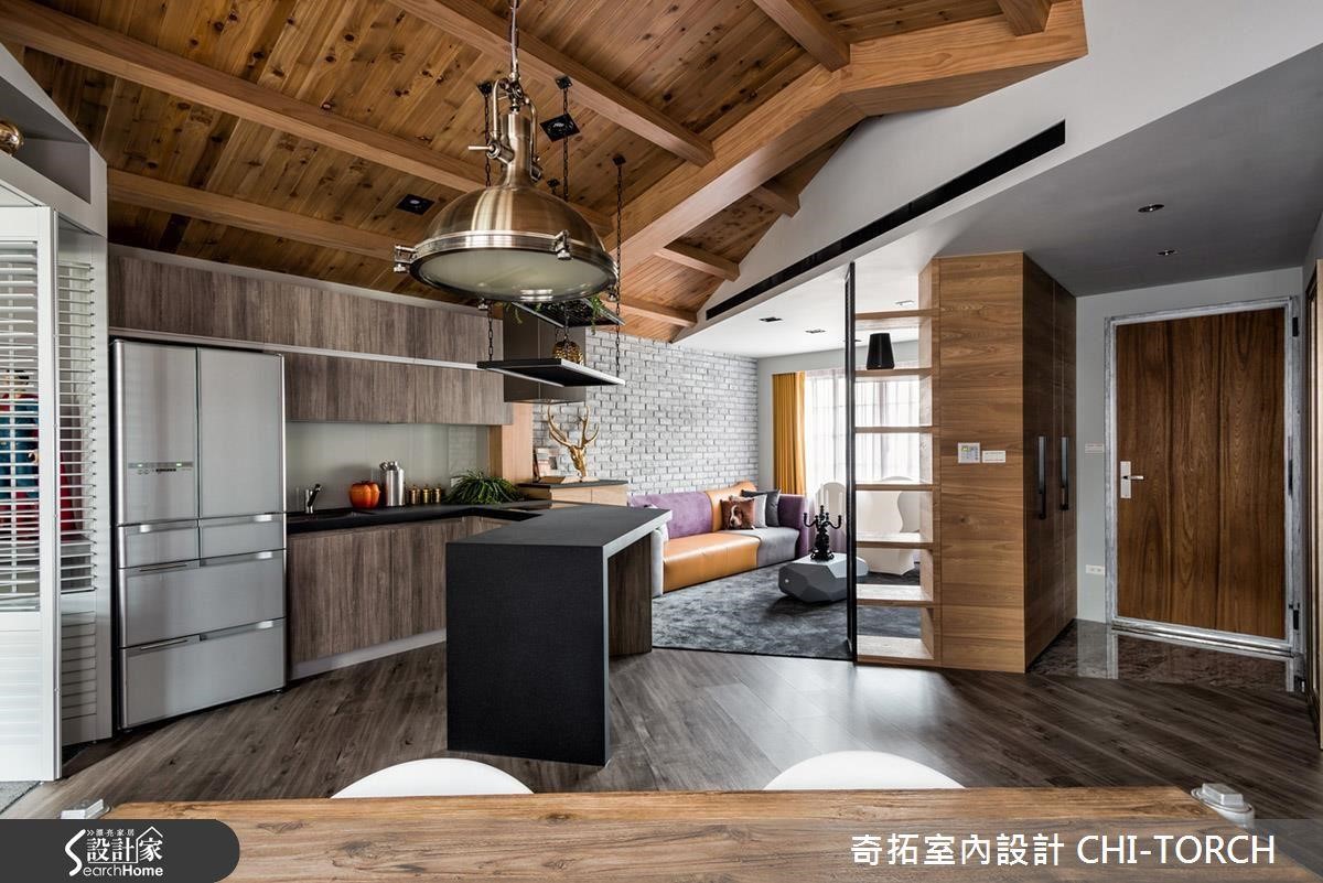 如果不是住在頂樓，可是又想擁有閣樓感，也可以利用木作與木樑創造斜屋頂造型！
