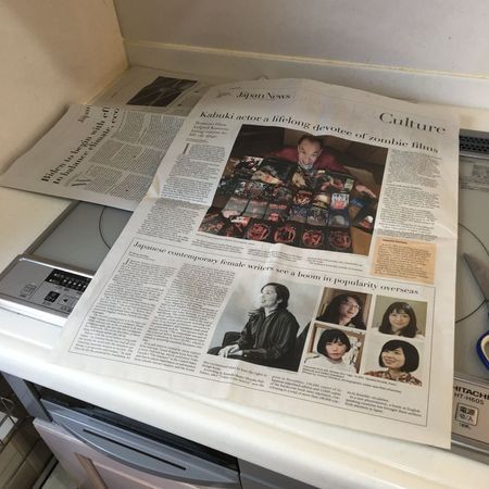 調味料の下には 掃除しやすい新聞紙