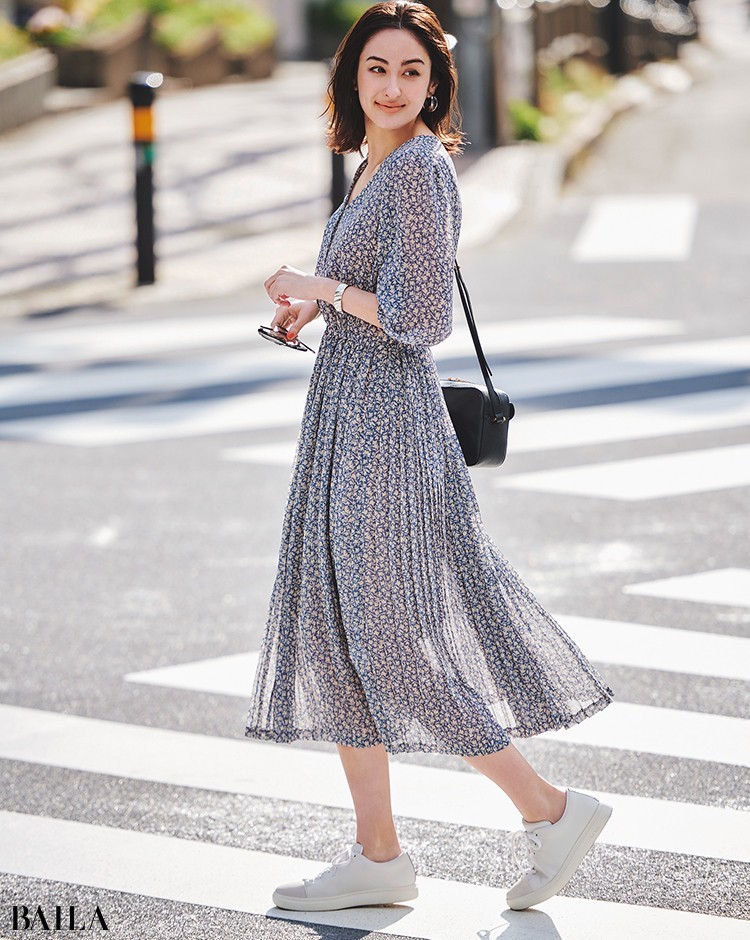 夏の相棒はワンピース 海外セレブに学ぶ 濃色レトロ柄ワンピ ４スタイル