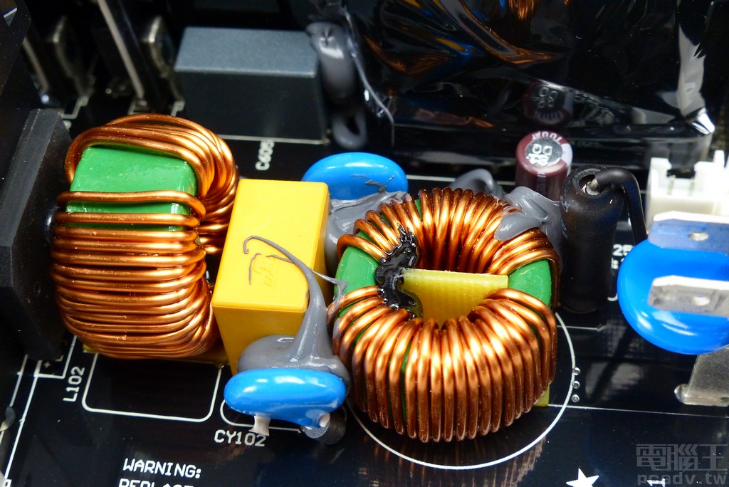 第一級 EMI 濾波電感與第二級 EMI 濾波位於主要電路板，黑色熱縮套包覆零件為保險絲