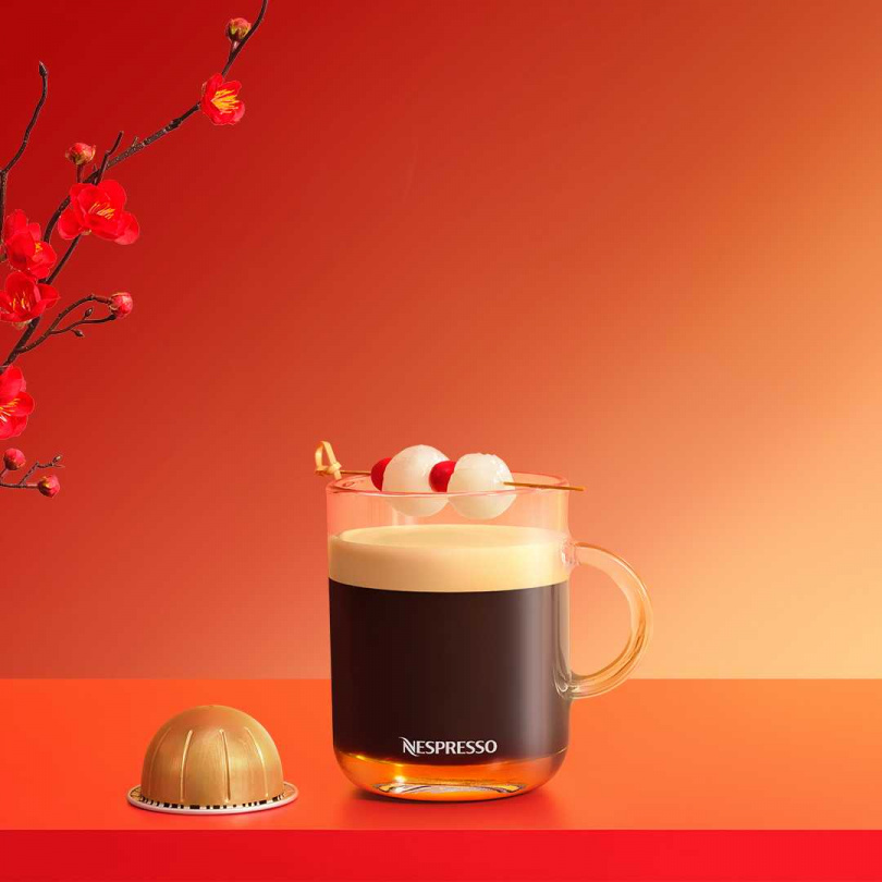 迎春開運特調「富貴龍吟咖啡」滑順的穀物香調與蜂蜜甜香，為新年團聚帶來甜蜜、幸福感！