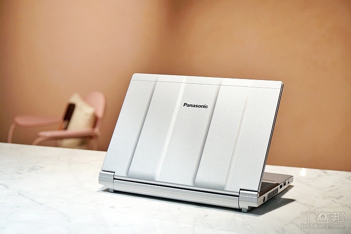 Panasonic Toughbook 系列筆電的外型辨識度相當高，新款 Toughbook CF-SV8 也延續過去的外型，帽蓋式的上蓋設計令人印象深刻。