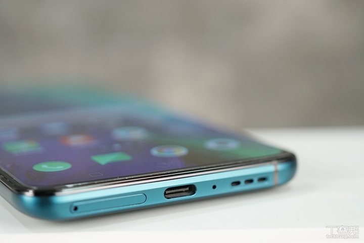 底部為 Type-C 連接埠兼耳機孔、SIM 卡插槽、揚聲器。