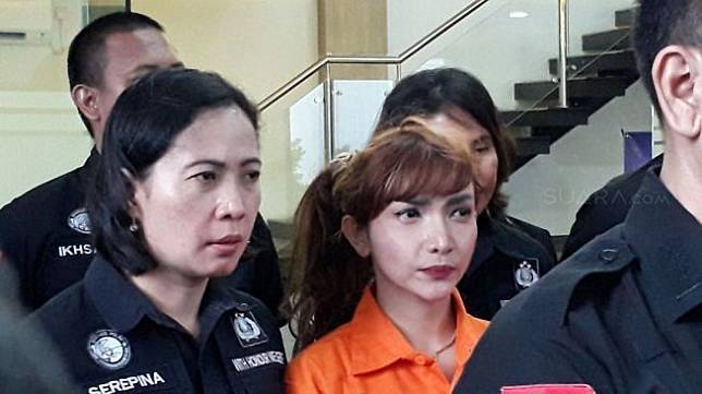 Artis Roro Fitria saat gelar perkara kasus sabu di Polres Jakarta Selatan, Kamis [15/2/2018]. [suara.com/Wahyu]