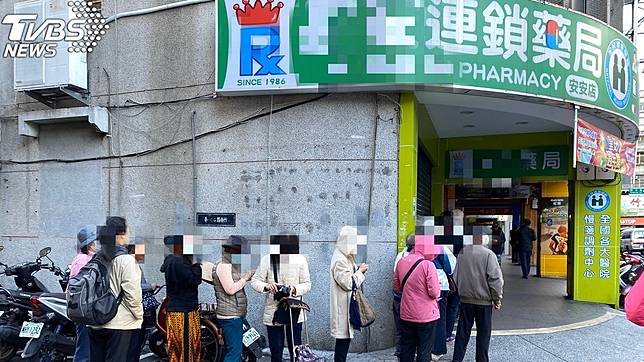 口罩實名制實施首日又出現民眾排隊的景況。(圖／TVBS)