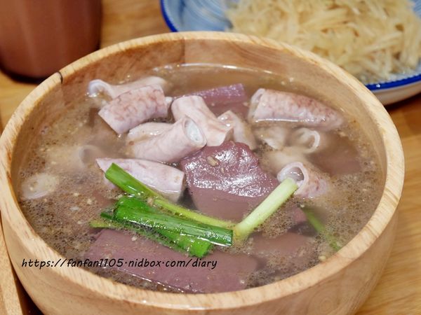 【汐止美食】鄉下人-豬血湯肉燥麵 #古早味 #豬血湯 #燙青菜 #香辣麵 路邊攤價格，冷氣開放文青風店面 (10).JPG