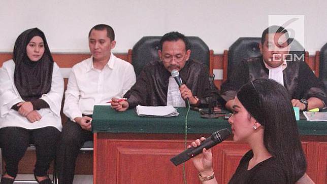 Syahrini Kegerahan di Sidang First Travel