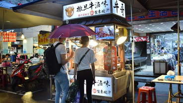 饒河夜市美食推薦。牛哥 撒旦牛滷味。每日滷程不超過6小時，牛筋、牛肚、牛腱，簡單的牛三寶入味就能擄獲人心