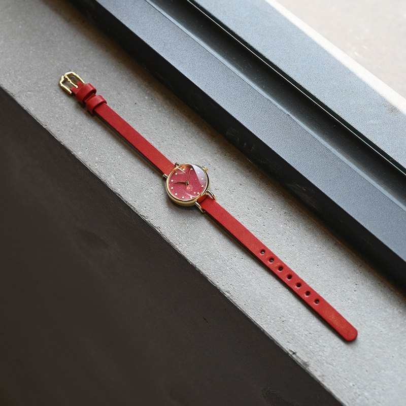 曾獲金澤優秀新品牌獎、石川優秀品牌獎、Wonder 500™ 、石川設計獎。岩繪系列使用日本擁有1400年歷史的繪畫工藝，以礦物顏料在和紙上繪出色彩。辰砂紅構成的手錶呈現貴氣且優雅的氣質。每隻錶皆為手