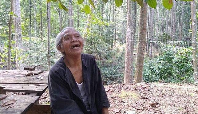 Tolak Uang Rp10 Miliar dan Memilih Menjaga Hutan Miliknya Seorang Diri