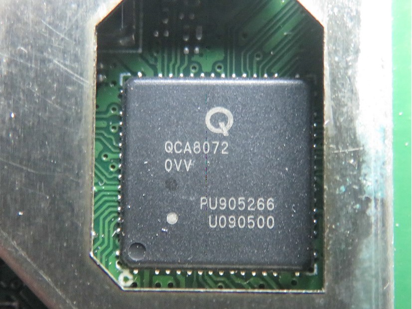 QCA8072 為 2 埠 PHY 實體層晶片，連接至網路 SoC 的 PSGMII 轉換出 2 埠 RJ45 網路孔，支援 10/100/1000Mbps 速度。（圖片來源：FCC）