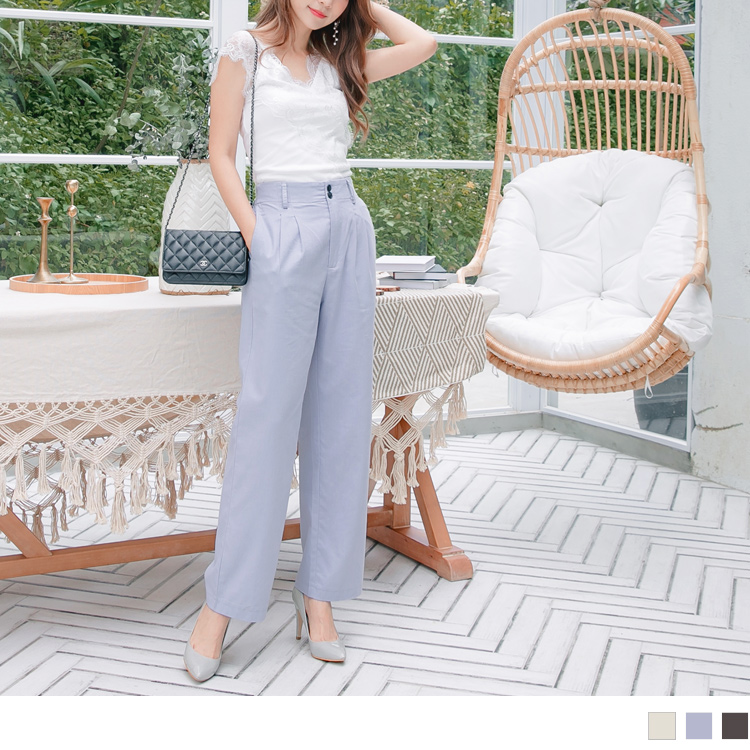 以棉麻材質為基底，透氣性和乾爽舒適穿著自在! 後腰緊和腰頭打摺帶出褲型的立體感 ， 結合寬直筒剪裁，使腿部比例更加修長~ 簡答穿搭打造魅力的率性簡約STYLE!! ************** 小提醒